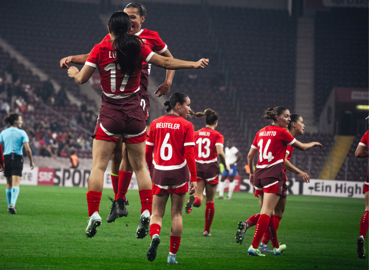 Akzeptanz und Perspektiven im Frauenfussball - Podiumsgespräch mit Lara Dickenmann und Leevke Stutz, moderiert von Seraina Degen